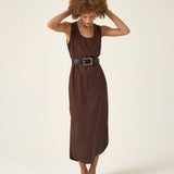 Vestido Midi em Linho & Viscose FSC™ Marrom Escuro. Compre online moda sustentável e atemporal na Minimadeia, marca slow fashion de roupas femininas. Foto produto ABR25 02