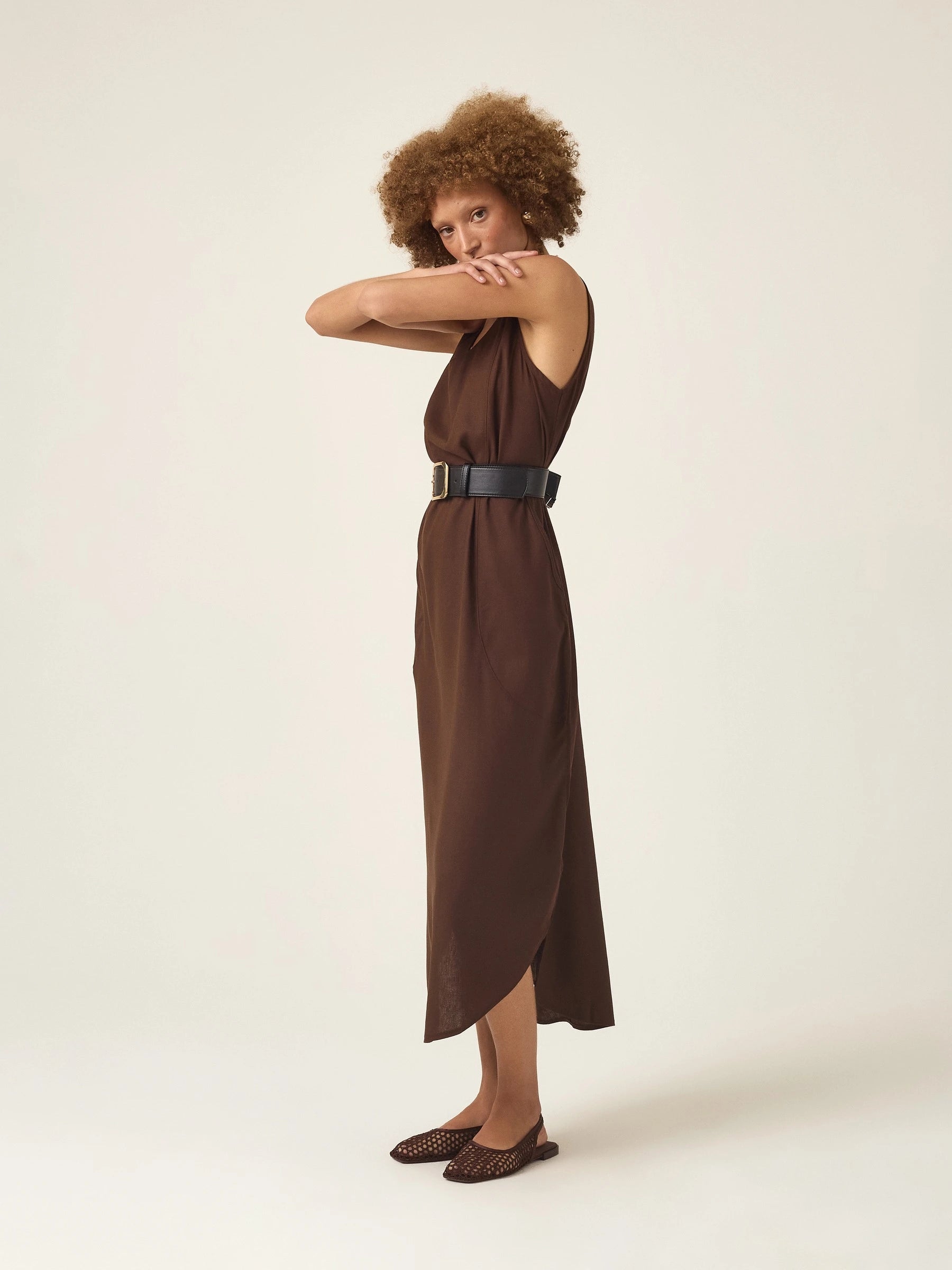 Vestido Midi em Linho & Viscose FSC™ Marrom Escuro. Compre online moda sustentável e atemporal na Minimadeia, marca slow fashion de roupas femininas. Foto produto ABR25 03