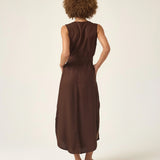 Vestido Midi em Linho & Viscose FSC™ Marrom Escuro. Compre online moda sustentável e atemporal na Minimadeia, marca slow fashion de roupas femininas. Foto produto ABR25 05
