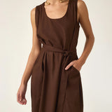 Vestido Midi em Linho & Viscose FSC™ Marrom Escuro. Compre online moda sustentável e atemporal na Minimadeia, marca slow fashion de roupas femininas. Foto produto ABR25 06
