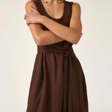 Vestido Midi em Linho & Viscose FSC™ Marrom Escuro. Compre online moda sustentável e atemporal na Minimadeia, marca slow fashion de roupas femininas. Foto produto ABR25 07