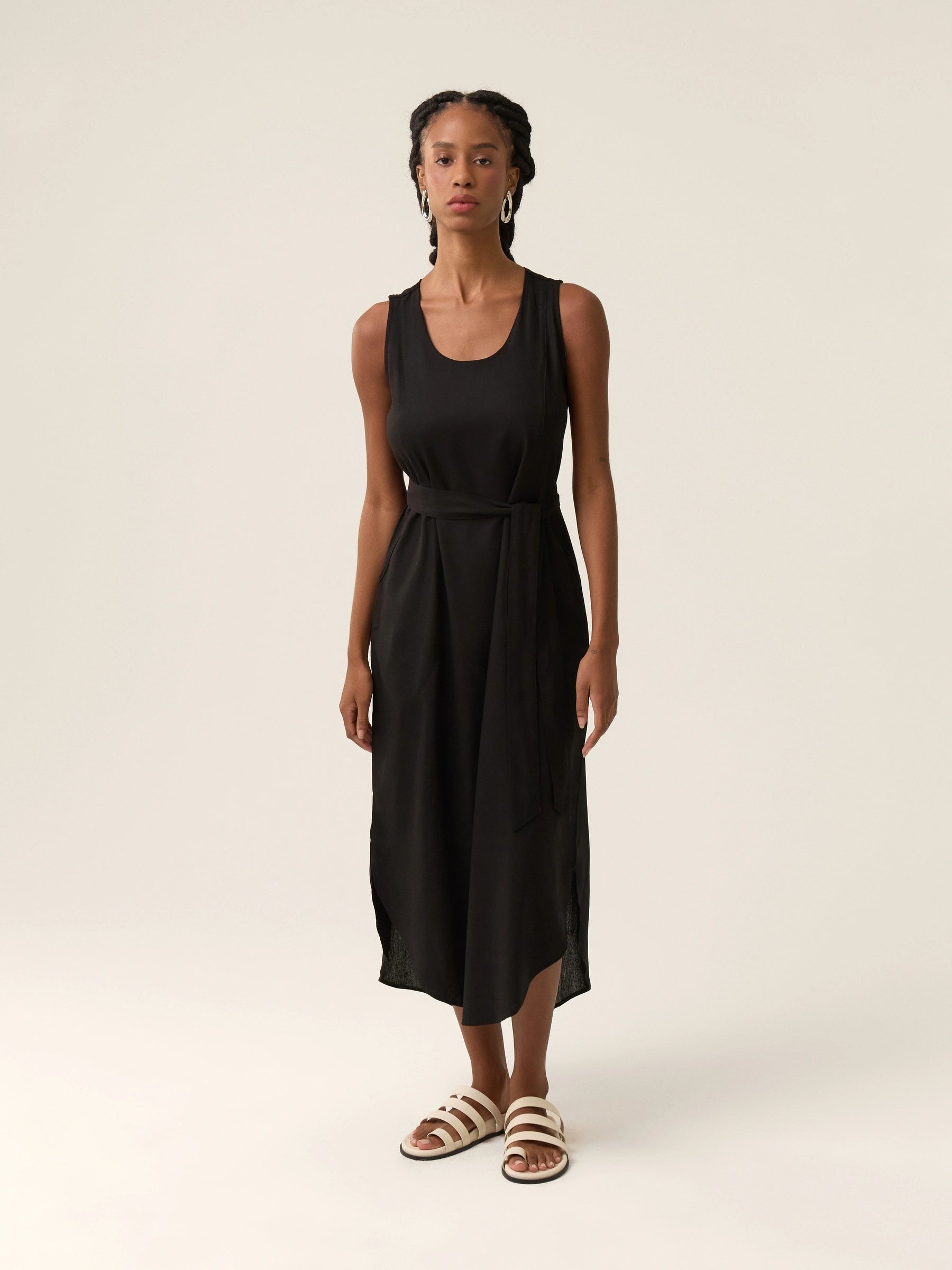 Vestido Midi em Linho & Viscose FSC™ Preto. Compre online moda sustentável e atemporal na Minimadeia. Roupas femininas estilosas, básicas e sustentáveis. Foto produto 01