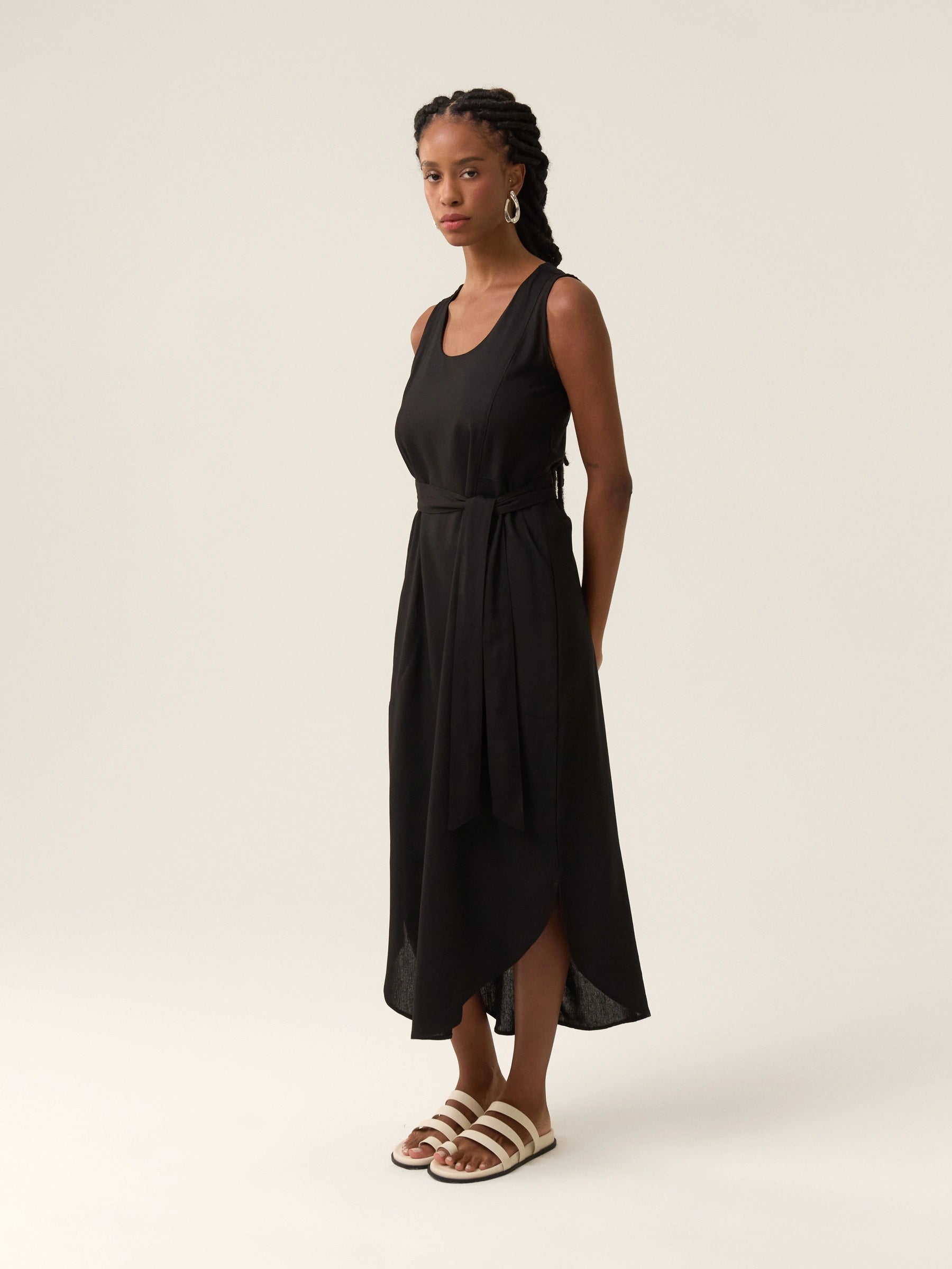 Vestido Midi em Linho & Viscose FSC™ Preto. Compre online moda sustentável e atemporal na Minimadeia. Roupas femininas estilosas, básicas e sustentáveis. Foto produto 03