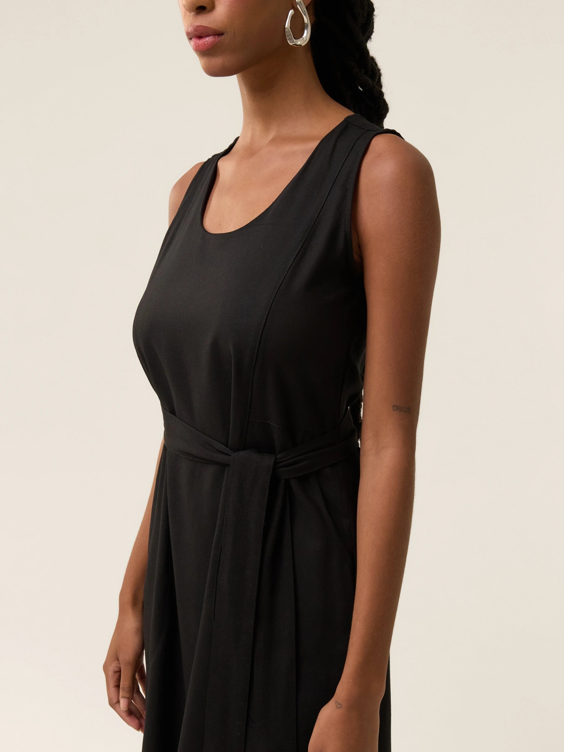 Vestido Midi em Linho & Viscose FSC™ Preto. Compre online moda sustentável e atemporal na Minimadeia. Roupas femininas estilosas, básicas e sustentáveis. Foto produto 06