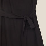 Vestido Midi em Linho & Viscose FSC™ Preto. Compre online moda sustentável e atemporal na Minimadeia. Roupas femininas estilosas, básicas e sustentáveis. Foto produto still 02