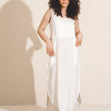 Vestido Midi em Linho & Viscose FSC™ Branco Off White. Compre online moda sustentável e atemporal na Minimadeia. Roupas femininas estilosas, básicas e sustentáveis. Foto produto 01