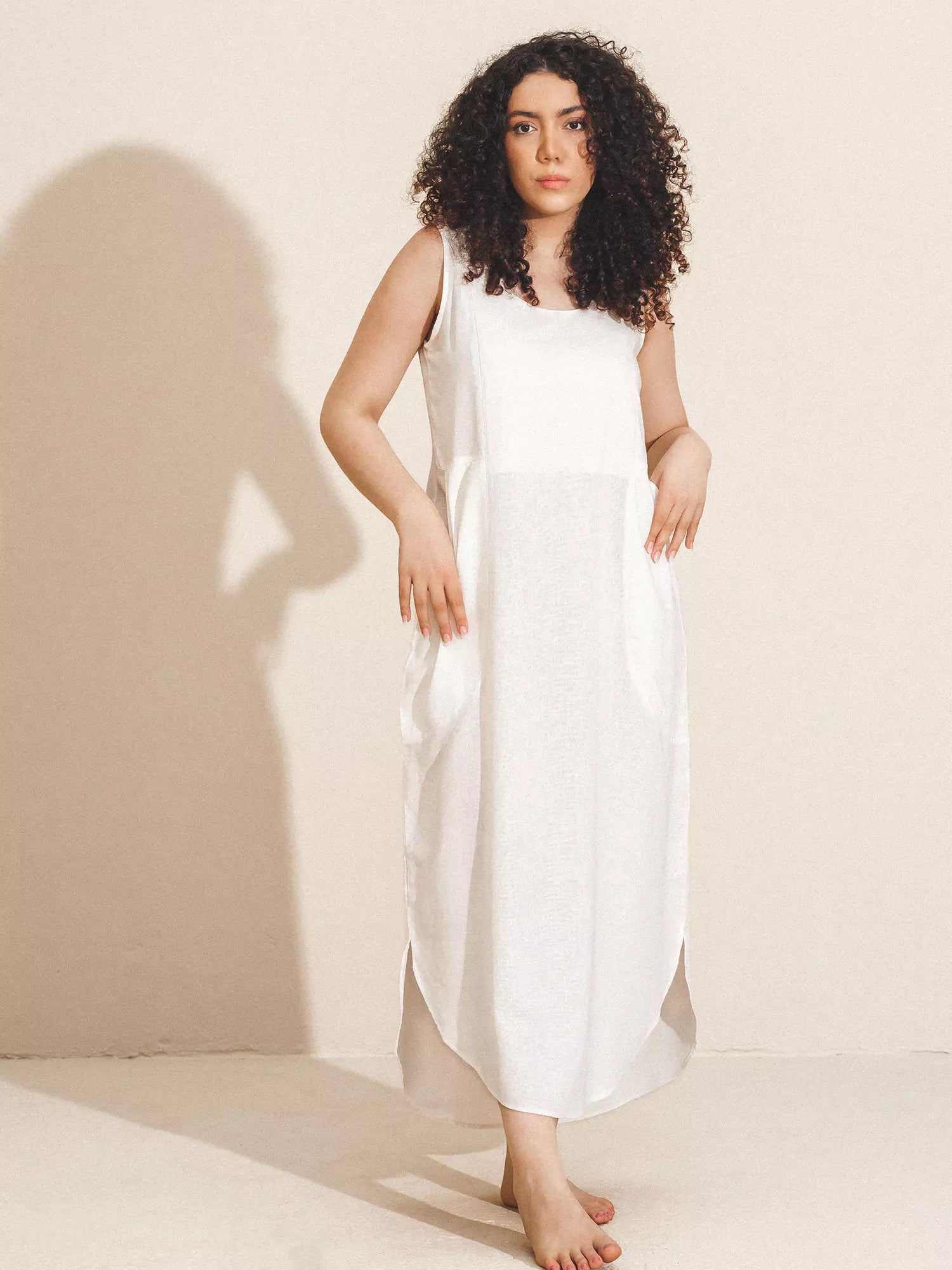 Vestido Midi em Linho & Viscose FSC™ Branco Off White. Compre online moda sustentável e atemporal na Minimadeia. Roupas femininas estilosas, básicas e sustentáveis. Foto produto 01