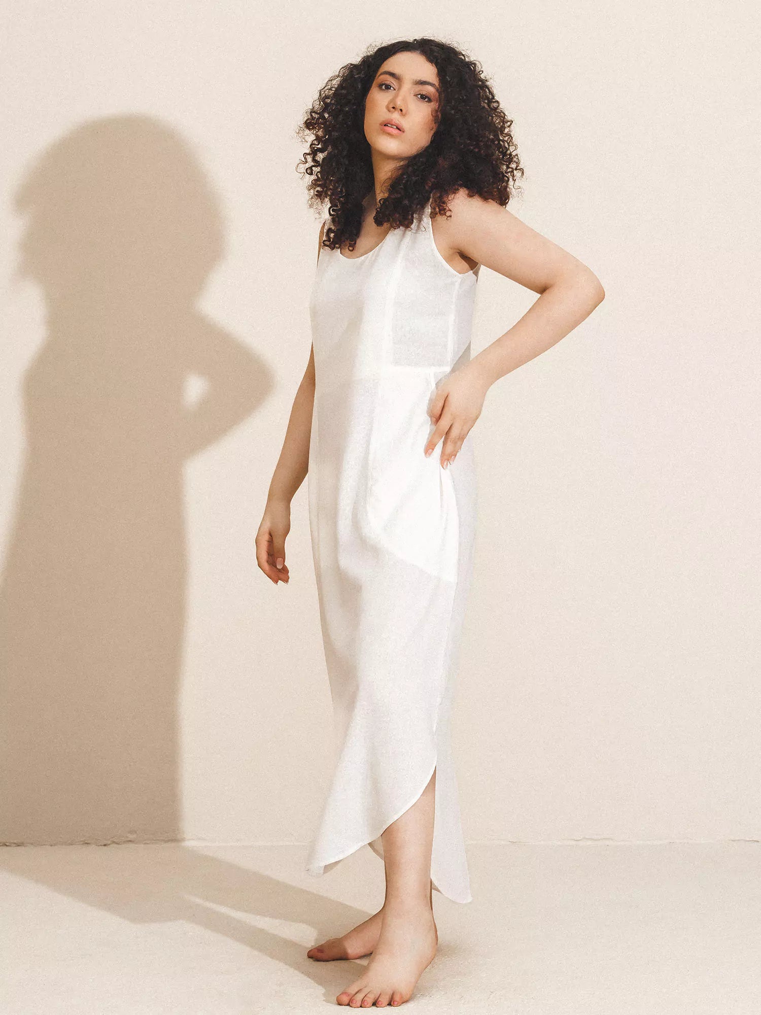 Vestido Midi em Linho & Viscose FSC™ Branco Off White. Compre online moda sustentável e atemporal na Minimadeia. Roupas femininas estilosas, básicas e sustentáveis. Foto produto 02