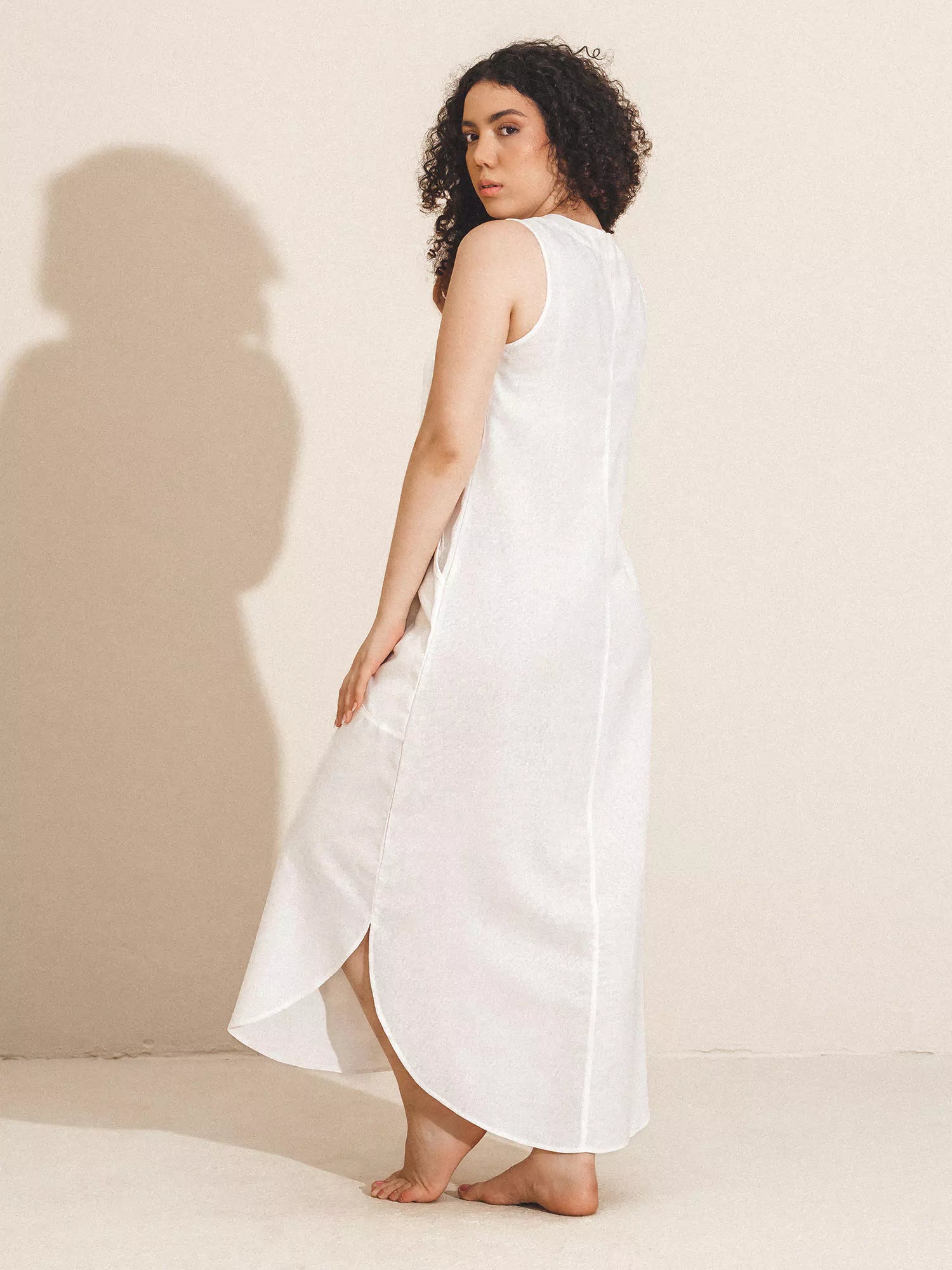 Vestido Midi em Linho & Viscose FSC™ Branco Off White. Compre online moda sustentável e atemporal na Minimadeia. Roupas femininas estilosas, básicas e sustentáveis. Foto produto 04