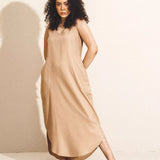 Vestido Midi em Linho & Viscose FSC™ Bege. Compre online moda sustentável e atemporal na Minimadeia. Roupas femininas estilosas, básicas e sustentáveis. Foto produto 04