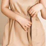 Vestido Midi em Linho & Viscose FSC™ Bege. Compre online moda sustentável e atemporal na Minimadeia. Roupas femininas estilosas, básicas e sustentáveis. Foto produto 07