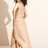 Vestido Midi em Linho & Viscose FSC™ Bege. Compre online moda sustentável e atemporal na Minimadeia. Roupas femininas estilosas, básicas e sustentáveis. Foto produto 11