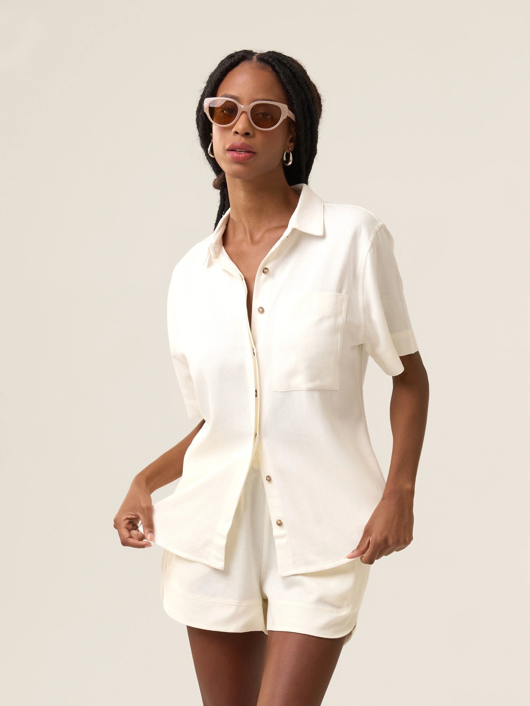 Camisa Manga Curta de Linho e Viscose FSC™ Jambo Branca Off White. Compre online moda sustentável e atemporal na Minimadeia. Roupas femininas estilosas, básicas e sustentáveis. Foto produto 06