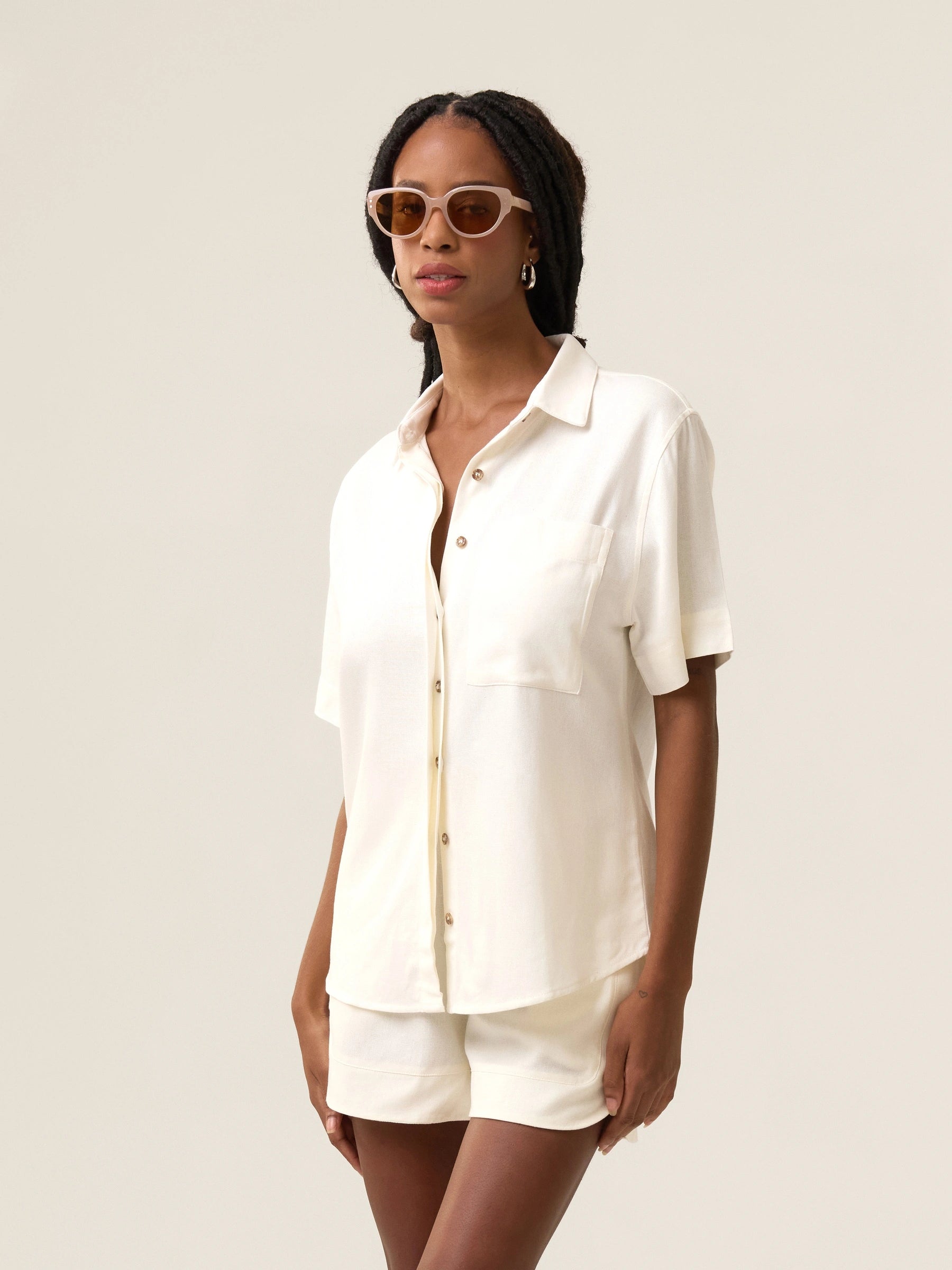 Camisa Manga Curta de Linho e Viscose FSC™ Jambo Branca Off White. Compre online moda sustentável e atemporal na Minimadeia. Roupas femininas estilosas, básicas e sustentáveis. Foto produto 08