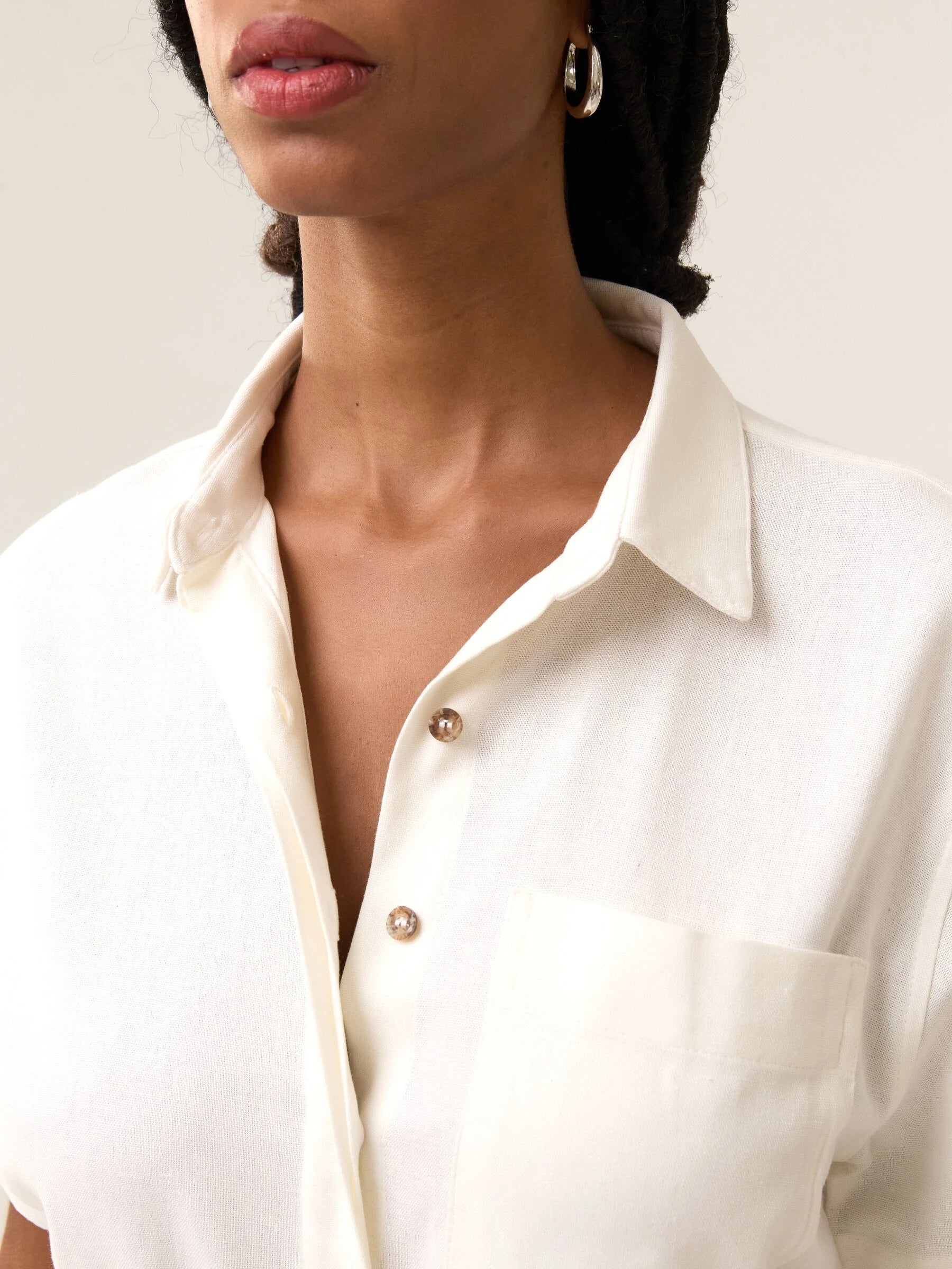 Camisa Manga Curta de Linho e Viscose FSC™ Jambo Branca Off White. Compre online moda sustentável e atemporal na Minimadeia. Roupas femininas estilosas, básicas e sustentáveis. Foto produto 09