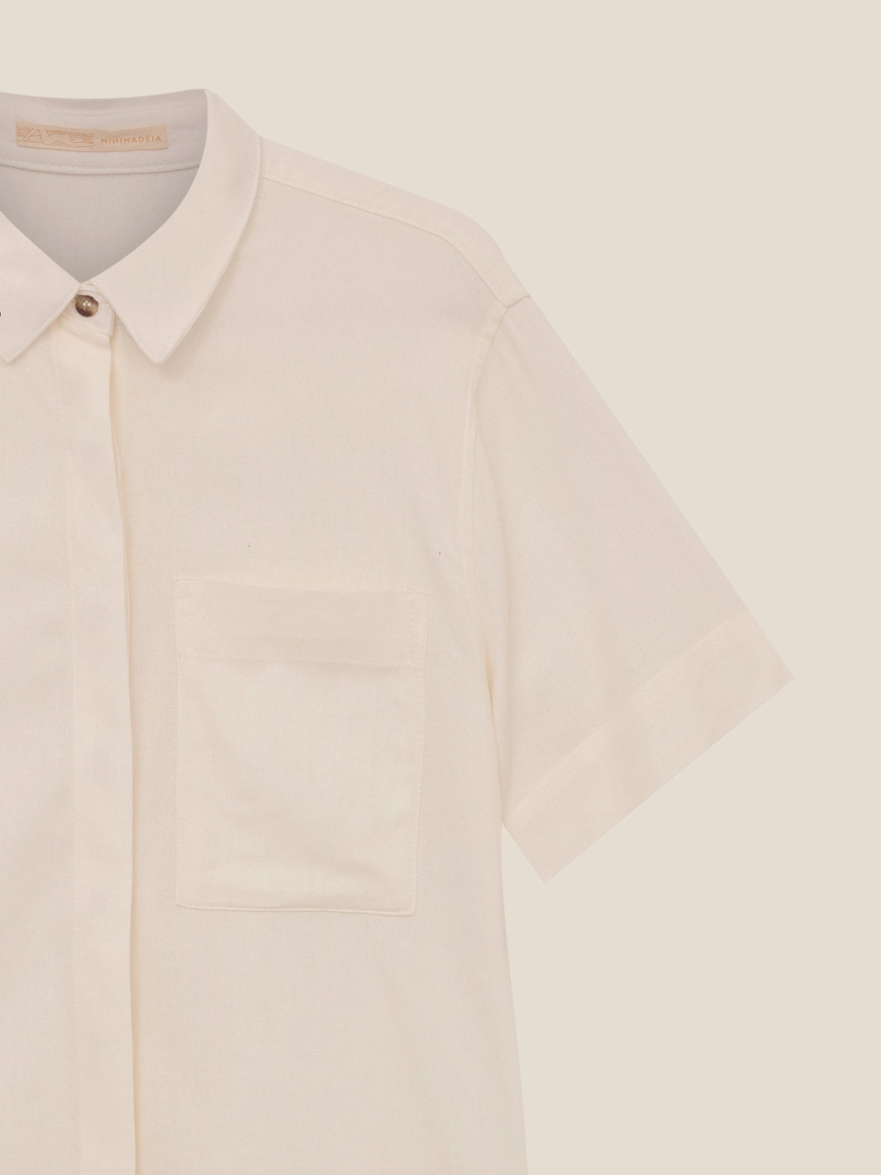 Camisa Manga Curta de Linho e Viscose FSC™ Jambo Branca Off White. Compre online moda sustentável e atemporal na Minimadeia. Roupas femininas estilosas, básicas e sustentáveis. Foto produto still 02