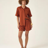 Camisa Manga Curta Jambo de Linho e Viscose FSC™ Terracota. Compre online moda sustentável e atemporal na Minimadeia, marca slow fashion de roupas femininas. Foto produto ABR25 01