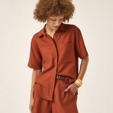 Camisa Manga Curta Jambo de Linho e Viscose FSC™ Terracota. Compre online moda sustentável e atemporal na Minimadeia, marca slow fashion de roupas femininas. Foto produto ABR25 02