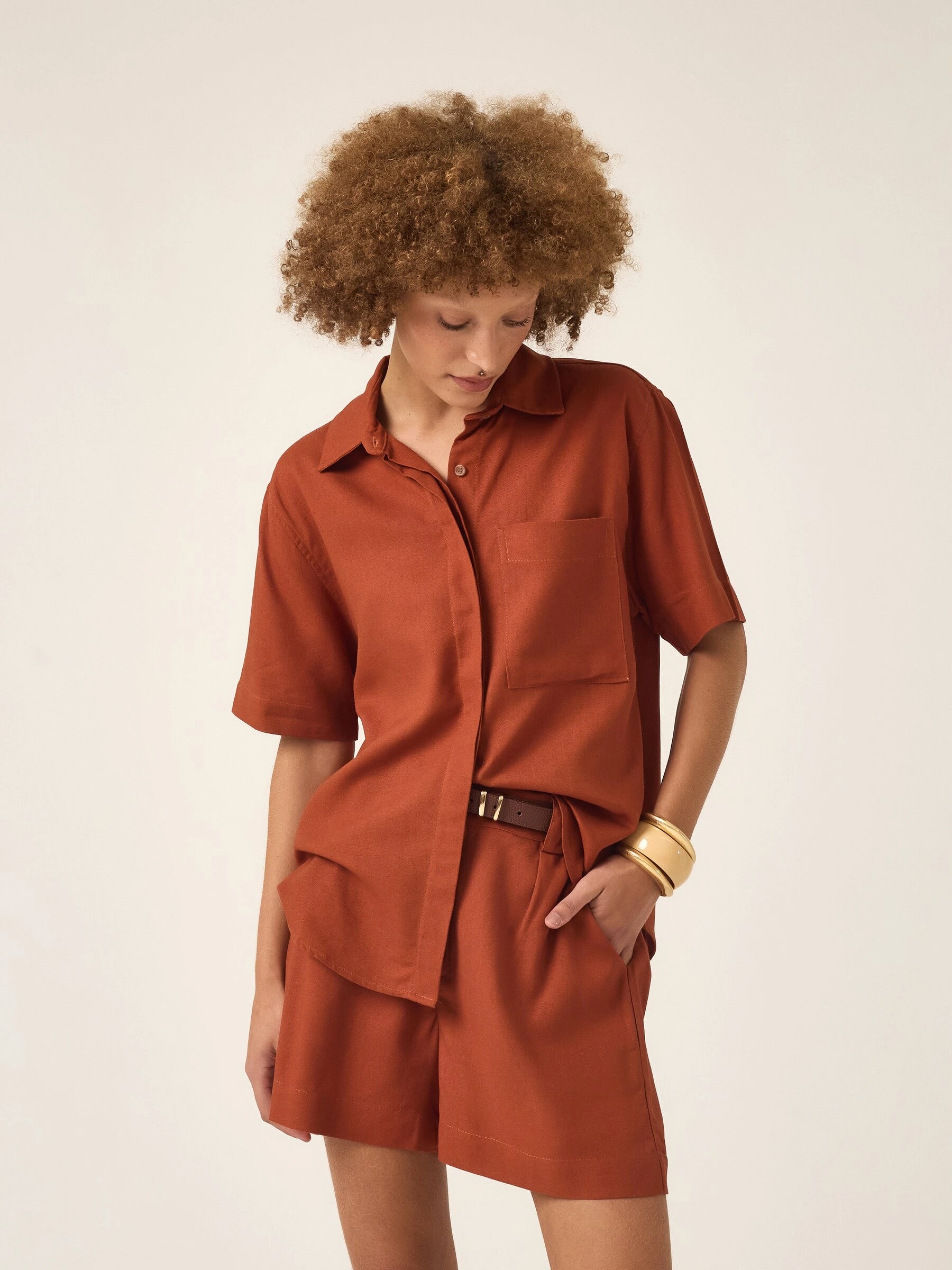 Camisa Manga Curta Jambo de Linho e Viscose FSC™ Terracota. Compre online moda sustentável e atemporal na Minimadeia, marca slow fashion de roupas femininas. Foto produto ABR25 02