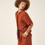Camisa Manga Curta Jambo de Linho e Viscose FSC™ Terracota. Compre online moda sustentável e atemporal na Minimadeia, marca slow fashion de roupas femininas. Foto produto ABR25 04