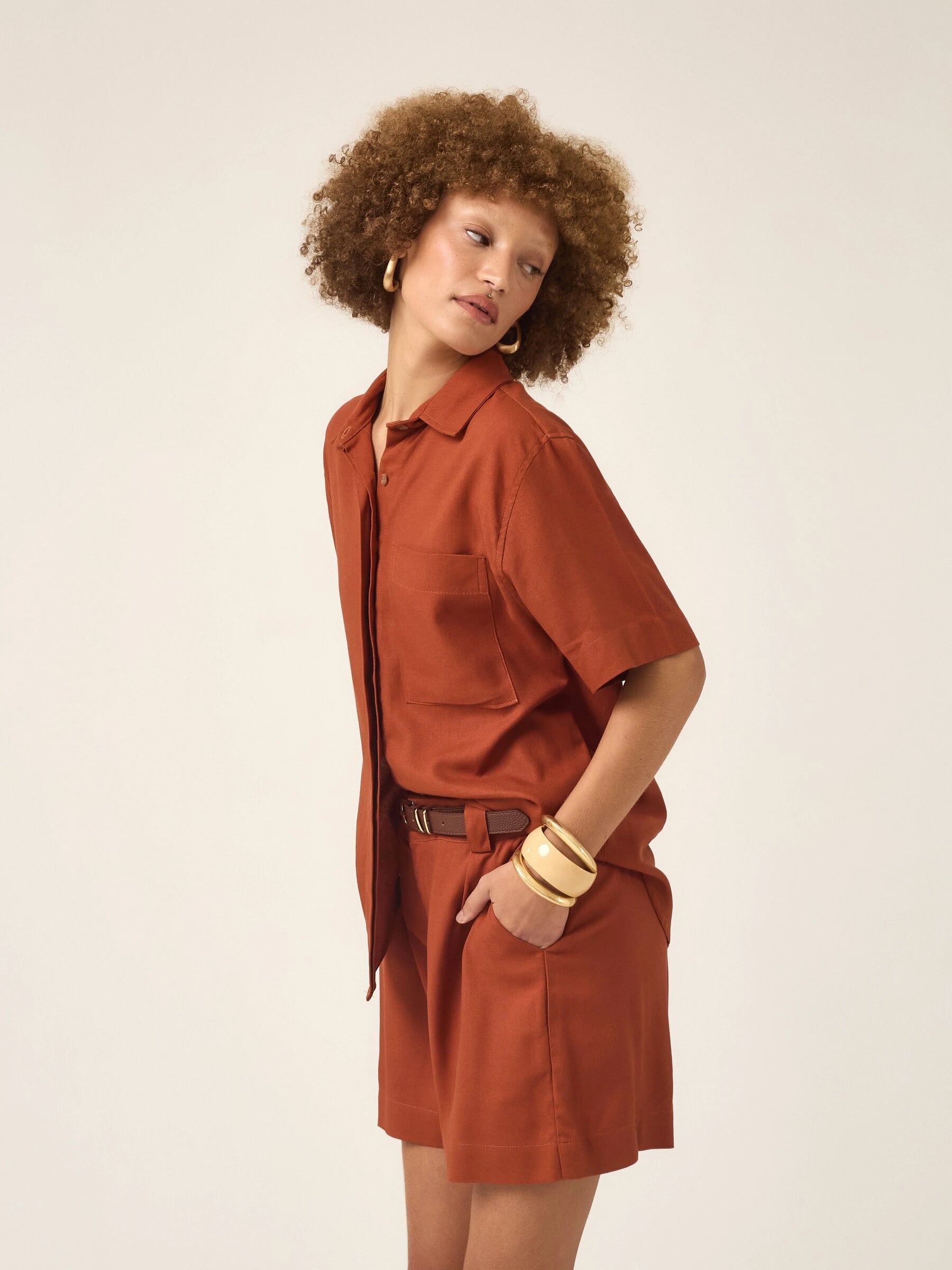Camisa Manga Curta Jambo de Linho e Viscose FSC™ Terracota. Compre online moda sustentável e atemporal na Minimadeia, marca slow fashion de roupas femininas. Foto produto ABR25 04