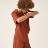 Camisa Manga Curta Jambo de Linho e Viscose FSC™ Terracota. Compre online moda sustentável e atemporal na Minimadeia, marca slow fashion de roupas femininas. Foto produto ABR25 05