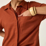 Camisa Manga Curta Jambo de Linho e Viscose FSC™ Terracota. Compre online moda sustentável e atemporal na Minimadeia, marca slow fashion de roupas femininas. Foto produto ABR25 06