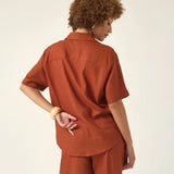 Camisa Manga Curta Jambo de Linho e Viscose FSC™ Terracota. Compre online moda sustentável e atemporal na Minimadeia, marca slow fashion de roupas femininas. Foto produto ABR25 07