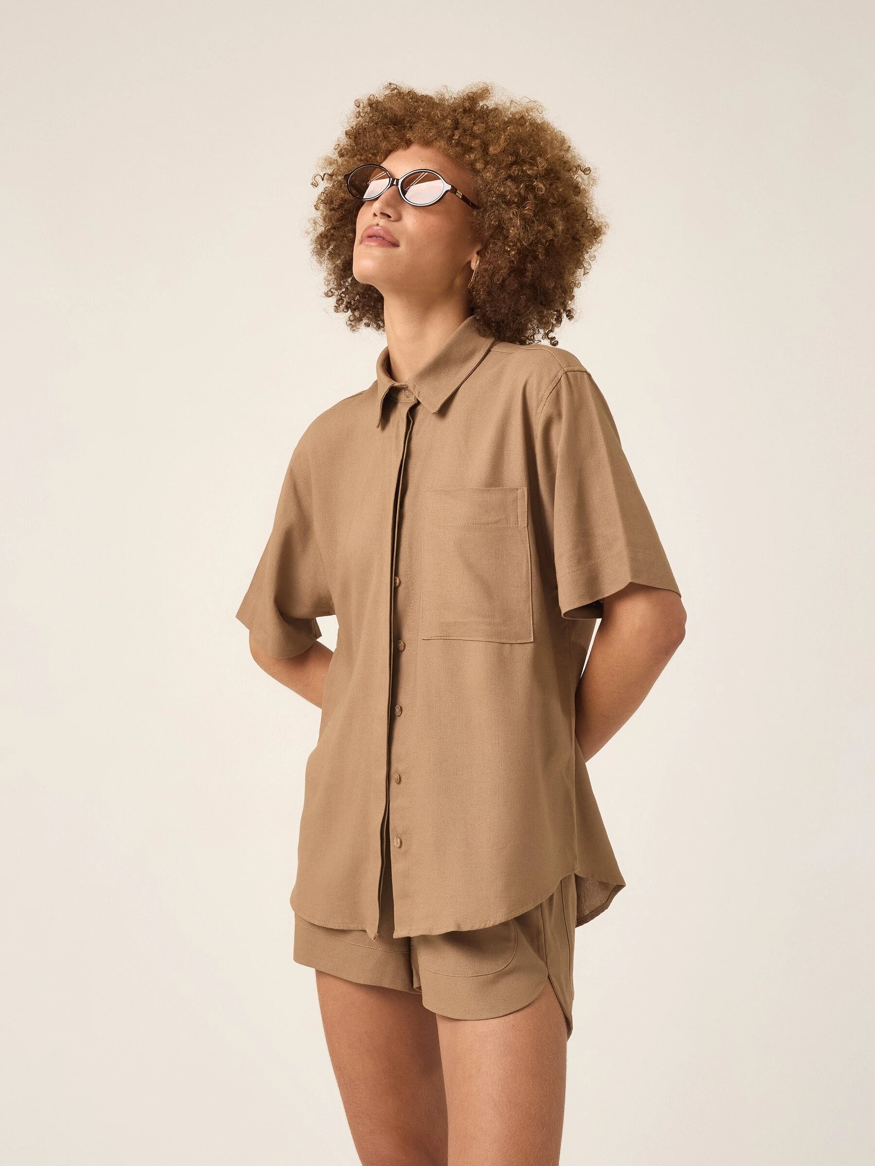 Camisa Manga Curta Jambo de Linho e Viscose FSC™ Marrom Claro. Compre online moda sustentável e atemporal na Minimadeia, marca slow fashion de roupas femininas. Foto produto ABR25 05