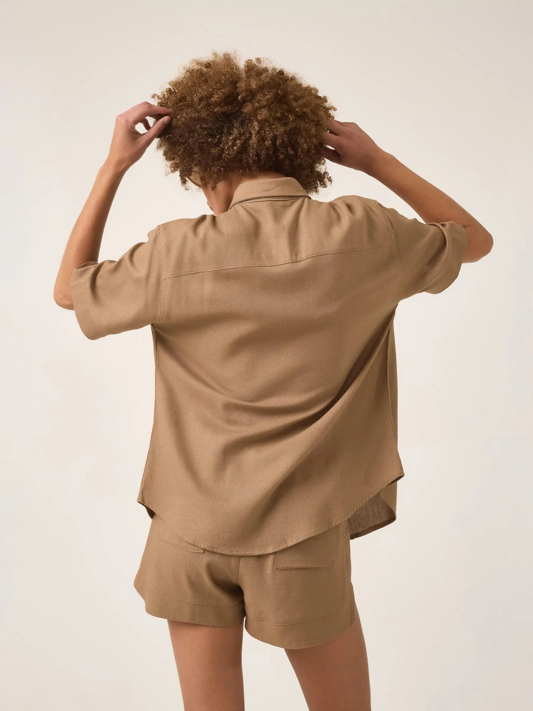 Camisa Manga Curta Jambo de Linho e Viscose FSC™ Marrom Claro. Compre online moda sustentável e atemporal na Minimadeia, marca slow fashion de roupas femininas. Foto produto ABR25 07
