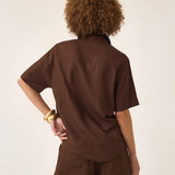 Camisa Manga Curta Jambo de Linho e Viscose FSC™ Marrom Escuro. Compre online moda sustentável e atemporal na Minimadeia, marca slow fashion de roupas femininas. Foto produto ABR25 02