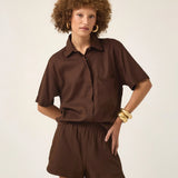 Camisa Manga Curta Jambo de Linho e Viscose FSC™ Marrom Escuro. Compre online moda sustentável e atemporal na Minimadeia, marca slow fashion de roupas femininas. Foto produto ABR25 03