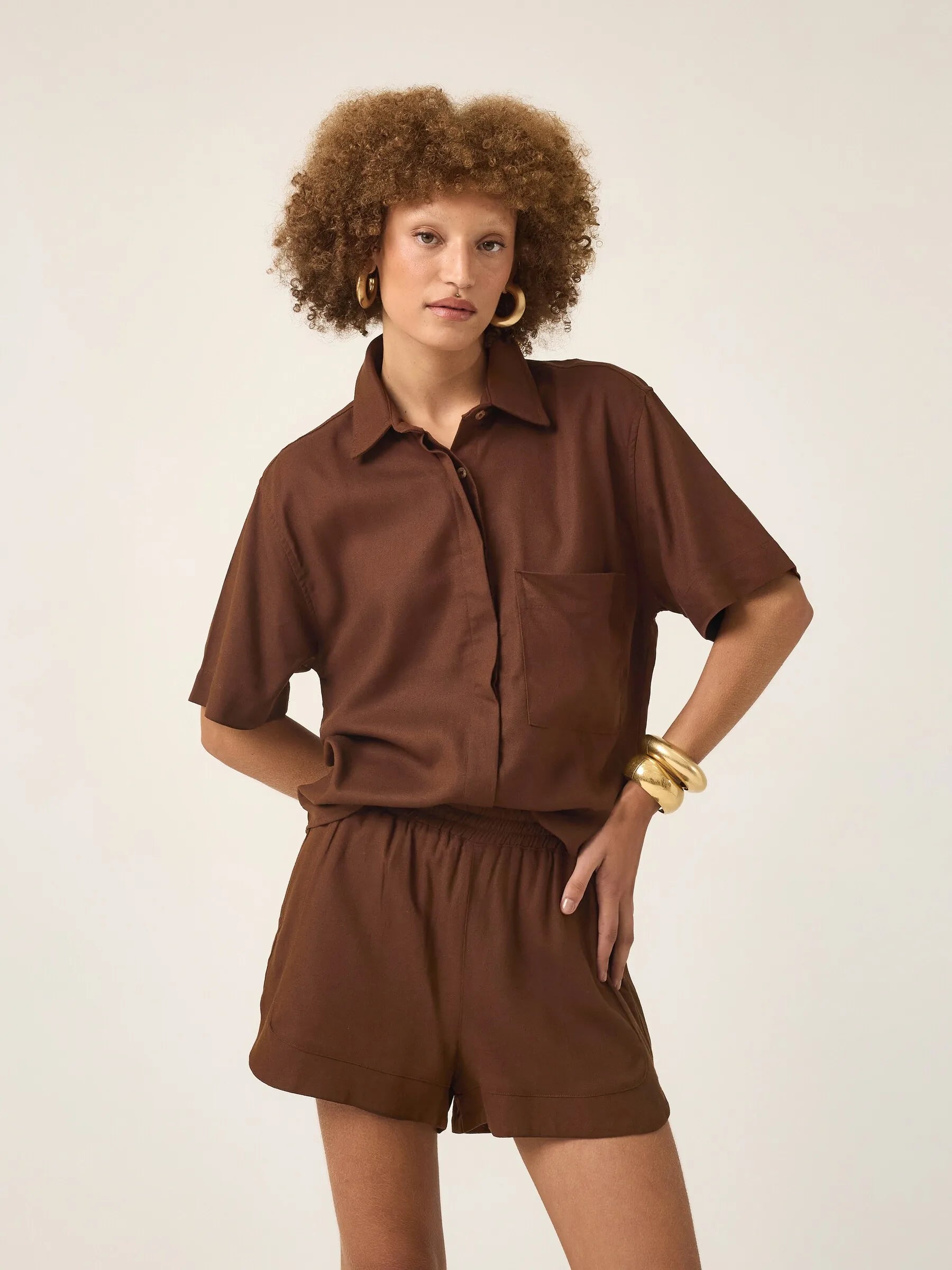 Camisa Manga Curta Jambo de Linho e Viscose FSC™ Marrom Escuro. Compre online moda sustentável e atemporal na Minimadeia, marca slow fashion de roupas femininas. Foto produto ABR25 03B