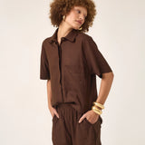 Camisa Manga Curta Jambo de Linho e Viscose FSC™ Marrom Escuro. Compre online moda sustentável e atemporal na Minimadeia, marca slow fashion de roupas femininas. Foto produto ABR25 04