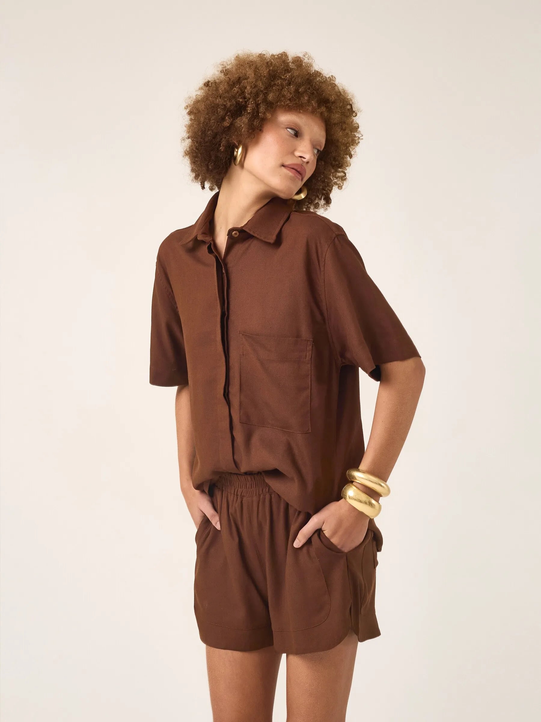 Camisa Manga Curta Jambo de Linho e Viscose FSC™ Marrom Escuro. Compre online moda sustentável e atemporal na Minimadeia, marca slow fashion de roupas femininas. Foto produto ABR25 04B