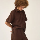 Camisa Manga Curta Jambo de Linho e Viscose FSC™ Marrom Escuro. Compre online moda sustentável e atemporal na Minimadeia, marca slow fashion de roupas femininas. Foto produto ABR25 05