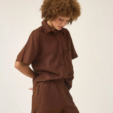 Camisa Manga Curta Jambo de Linho e Viscose FSC™ Marrom Escuro. Compre online moda sustentável e atemporal na Minimadeia, marca slow fashion de roupas femininas. Foto produto ABR25 05B