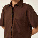 Camisa Manga Curta Jambo de Linho e Viscose FSC™ Marrom Escuro. Compre online moda sustentável e atemporal na Minimadeia, marca slow fashion de roupas femininas. Foto produto ABR25 06