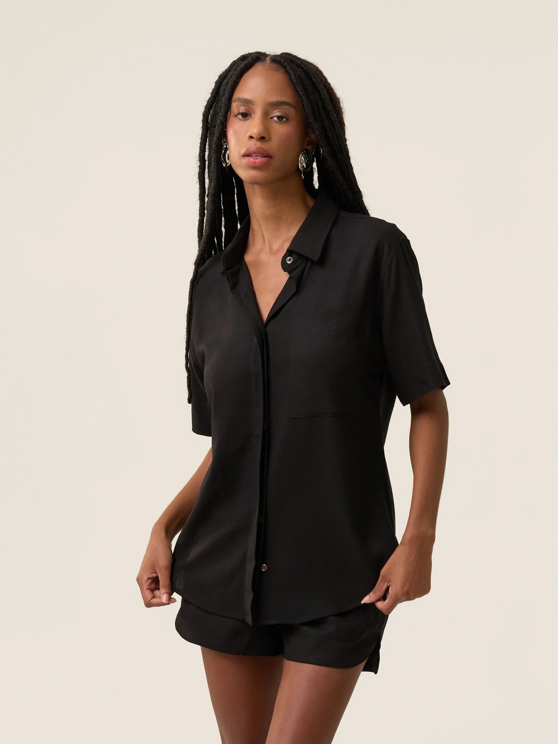 Camisa Manga Curta de Linho e Viscose FSC™ Jambo Preta. Compre online moda sustentável e atemporal na Minimadeia. Roupas femininas estilosas, básicas e sustentáveis. Foto produto 06