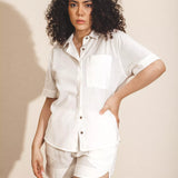 Camisa Manga Curta de Linho e Viscose FSC™ Branca Off White. Compre online moda sustentável e atemporal na Minimadeia. Roupas femininas estilosas, básicas e sustentáveis. Foto produto 05