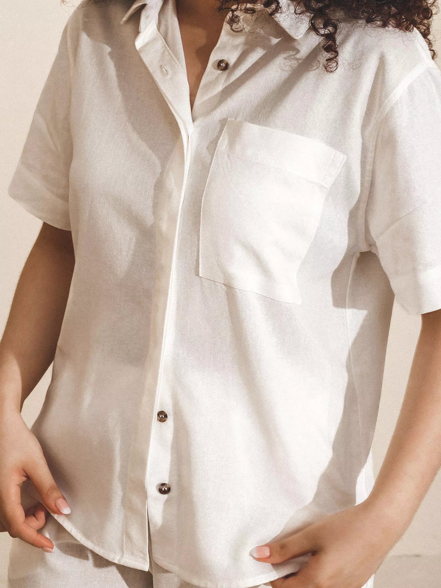 Camisa Manga Curta de Linho e Viscose FSC™ Branca Off White. Compre online moda sustentável e atemporal na Minimadeia. Roupas femininas estilosas, básicas e sustentáveis. Foto produto 07