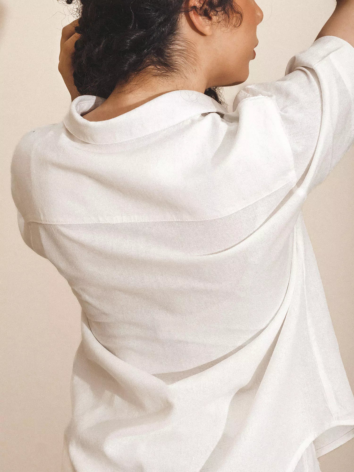 Camisa Manga Curta de Linho e Viscose FSC™ Branca Off White. Compre online moda sustentável e atemporal na Minimadeia. Roupas femininas estilosas, básicas e sustentáveis. Foto produto 09