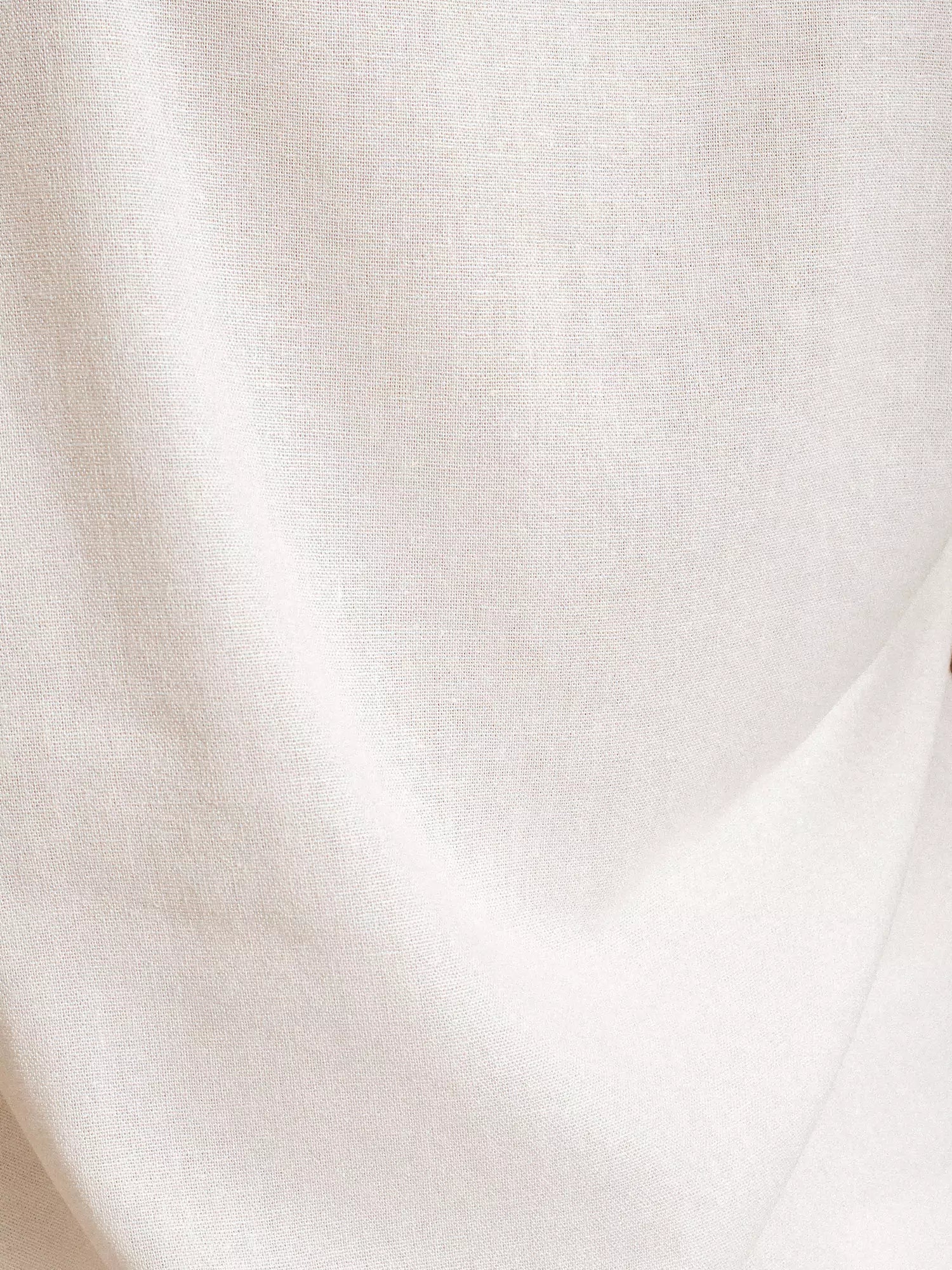 Camisa Manga Curta de Linho e Viscose FSC™ Branca Off White. Compre online moda sustentável e atemporal na Minimadeia. Roupas femininas estilosas, básicas e sustentáveis. Foto produto 10