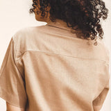 Camisa Manga Curta de Linho e Viscose FSC™ Bege. Compre online moda sustentável e atemporal na Minimadeia. Roupas femininas estilosas, básicas e sustentáveis. Foto produto 06