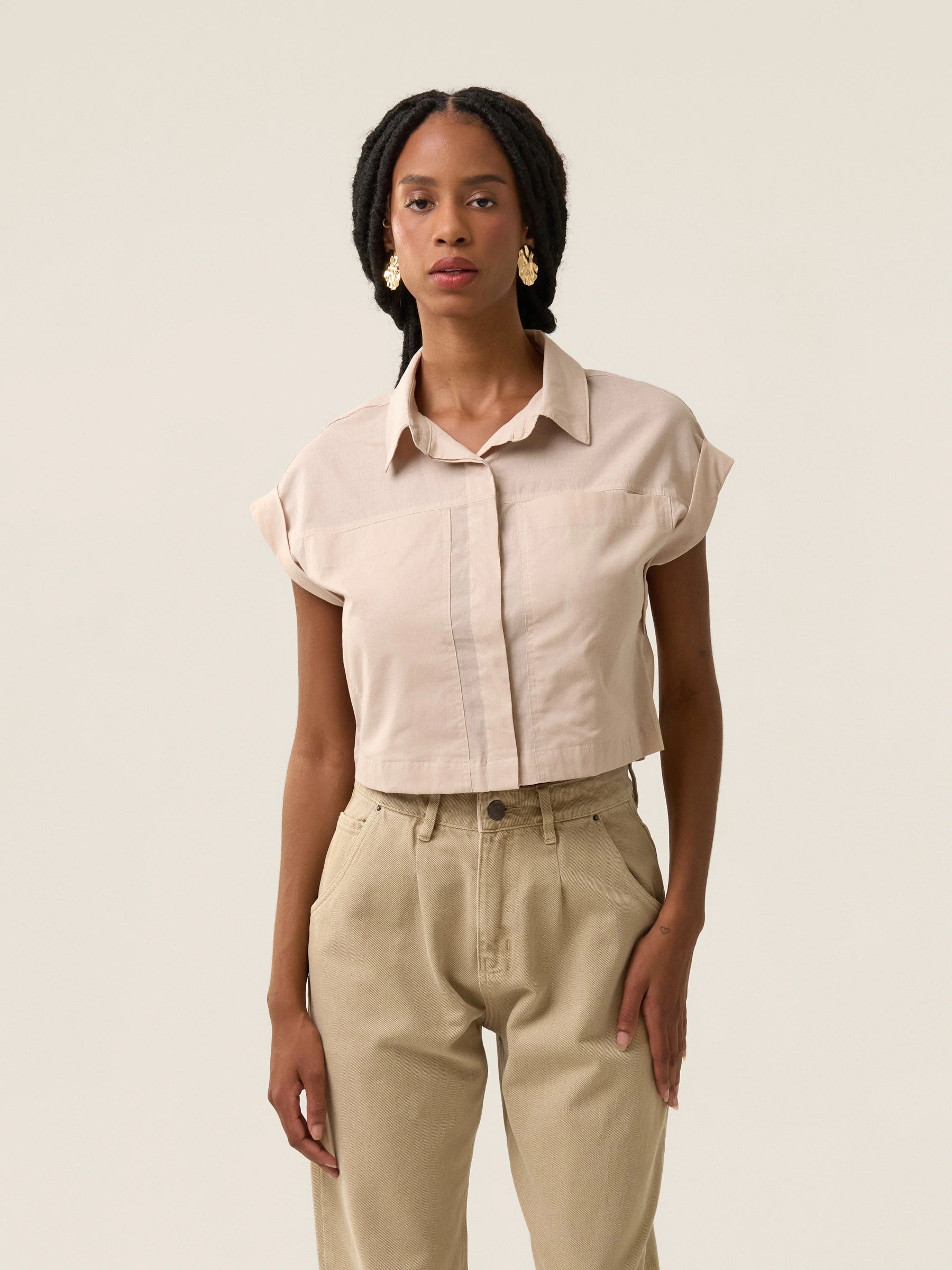 Camisa Cropped em Voil de Algodão BCI™ Begônia Bege. Compre online moda sustentável e atemporal na Minimadeia. Roupas femininas estilosas, básicas e sustentáveis. Foto produto 24