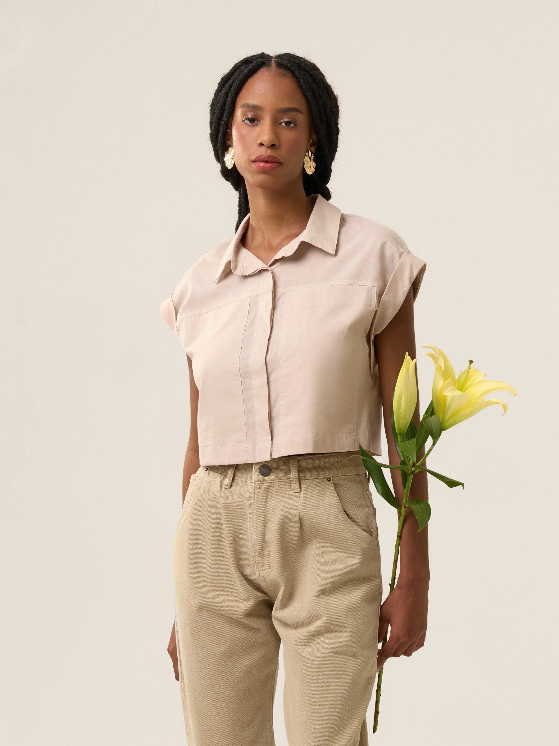 Camisa Cropped em Voil de Algodão BCI™ Begônia Bege. Compre online moda sustentável e atemporal na Minimadeia. Roupas femininas estilosas, básicas e sustentáveis. Foto produto 29