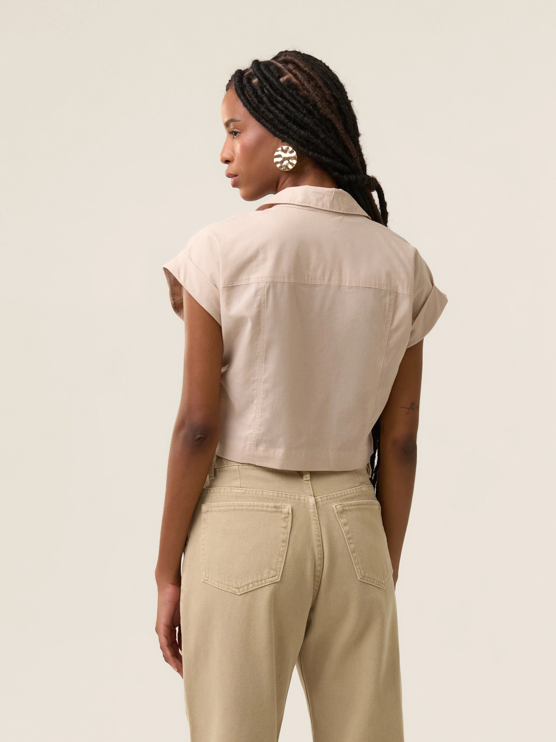 Camisa Cropped em Voil de Algodão BCI™ Begônia Bege. Compre online moda sustentável e atemporal na Minimadeia. Roupas femininas estilosas, básicas e sustentáveis. Foto produto 31