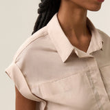 Camisa Cropped em Voil de Algodão BCI™ Begônia Bege. Compre online moda sustentável e atemporal na Minimadeia. Roupas femininas estilosas, básicas e sustentáveis. Foto produto 34