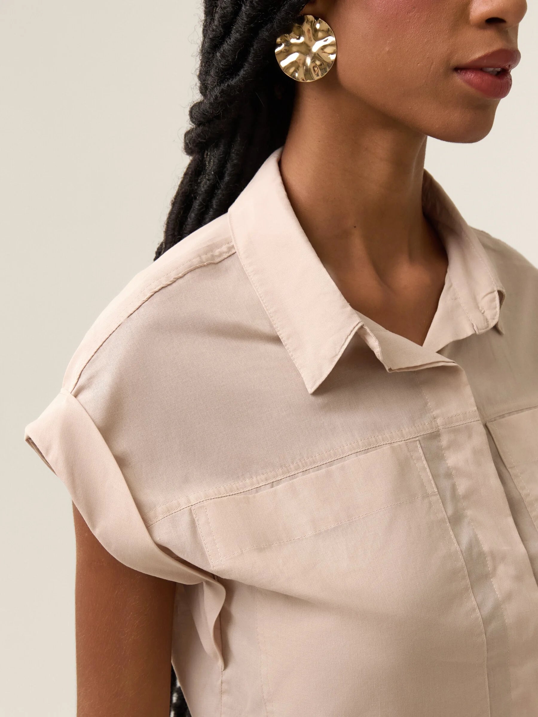 Camisa Cropped em Voil de Algodão BCI™ Begônia Bege. Compre online moda sustentável e atemporal na Minimadeia. Roupas femininas estilosas, básicas e sustentáveis. Foto produto 34