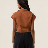 Camisa Cropped em Voil de Algodão BCI™ Begônia Terracota. Compre online moda sustentável e atemporal na Minimadeia. Roupas femininas estilosas, básicas e sustentáveis. Foto produto 01